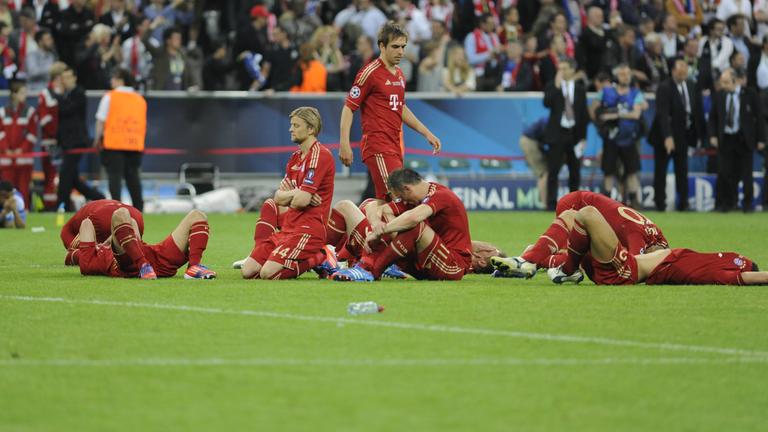 Champions League, Finale 2012 in München, Bayern München - FC Chelsea: Bayern-Spieler niedergeschlagen am Boden