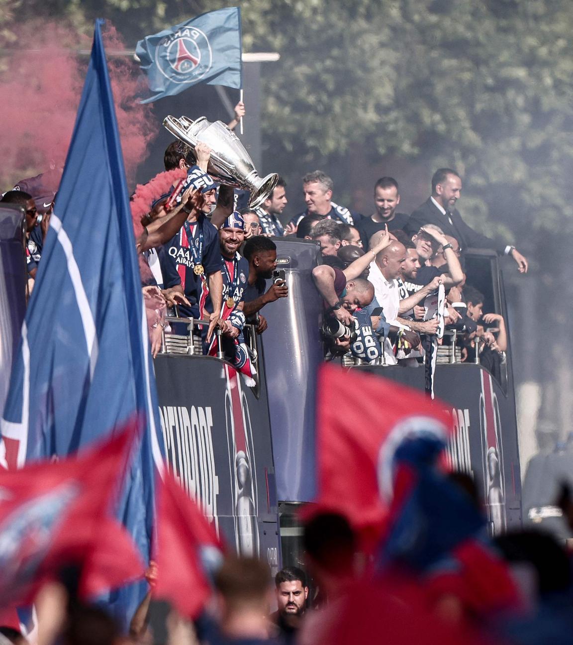 Das Team um Paris Saint-Germain feiern mit den Fans bei der Parada durch Paris.