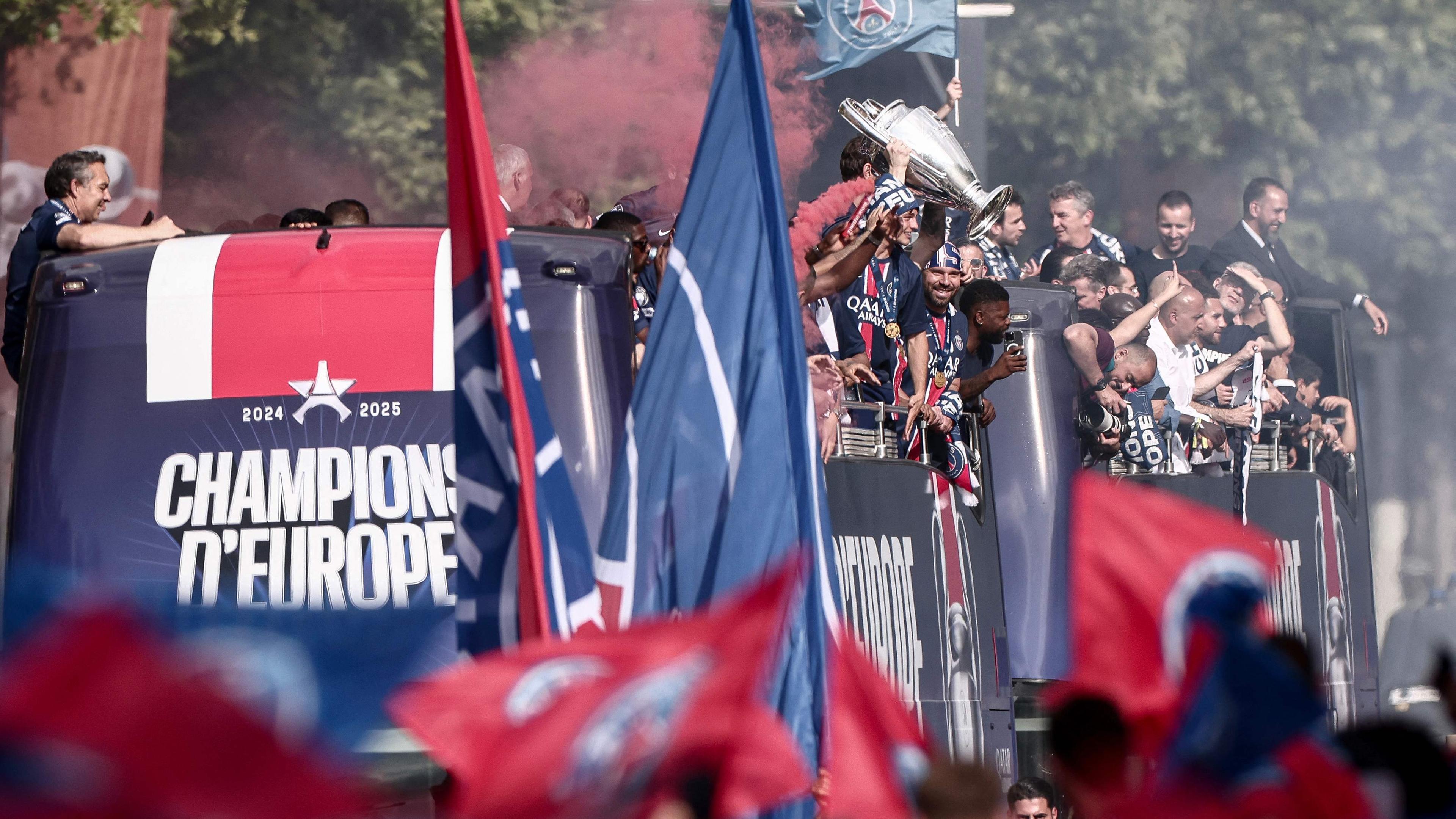 Das Team um Paris Saint-Germain feiern mit den Fans bei der Parada durch Paris.