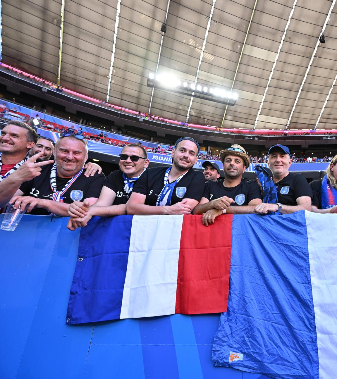 Die Fans von Paris Saint Germain im Stadion.