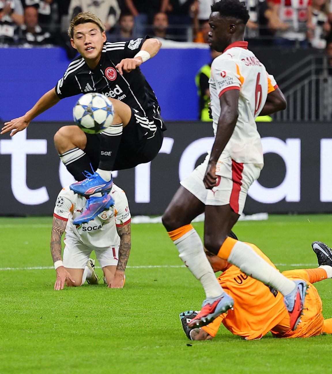 Frankfurts Ritsu Doan springt über Torwart Ugurcan Cakir (Galatasaray) hinweg und erzielt das 1:1