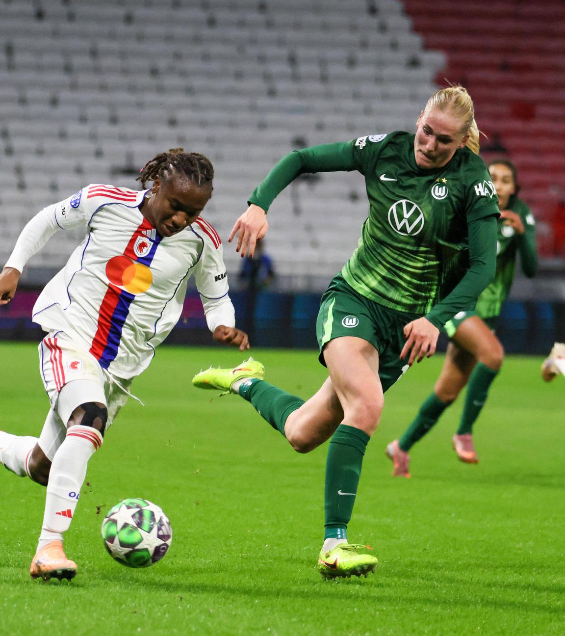 Champions League, Frauen, OL Lyonnes - VfL Wolfsburg: Melchie Dumornay (OL) und Camilla Küver Kuever (VfL) im Laufduell