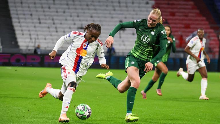 Champions League, Frauen, OL Lyonnes - VfL Wolfsburg: Melchie Dumornay (OL) und Camilla Küver Kuever (VfL) im Laufduell