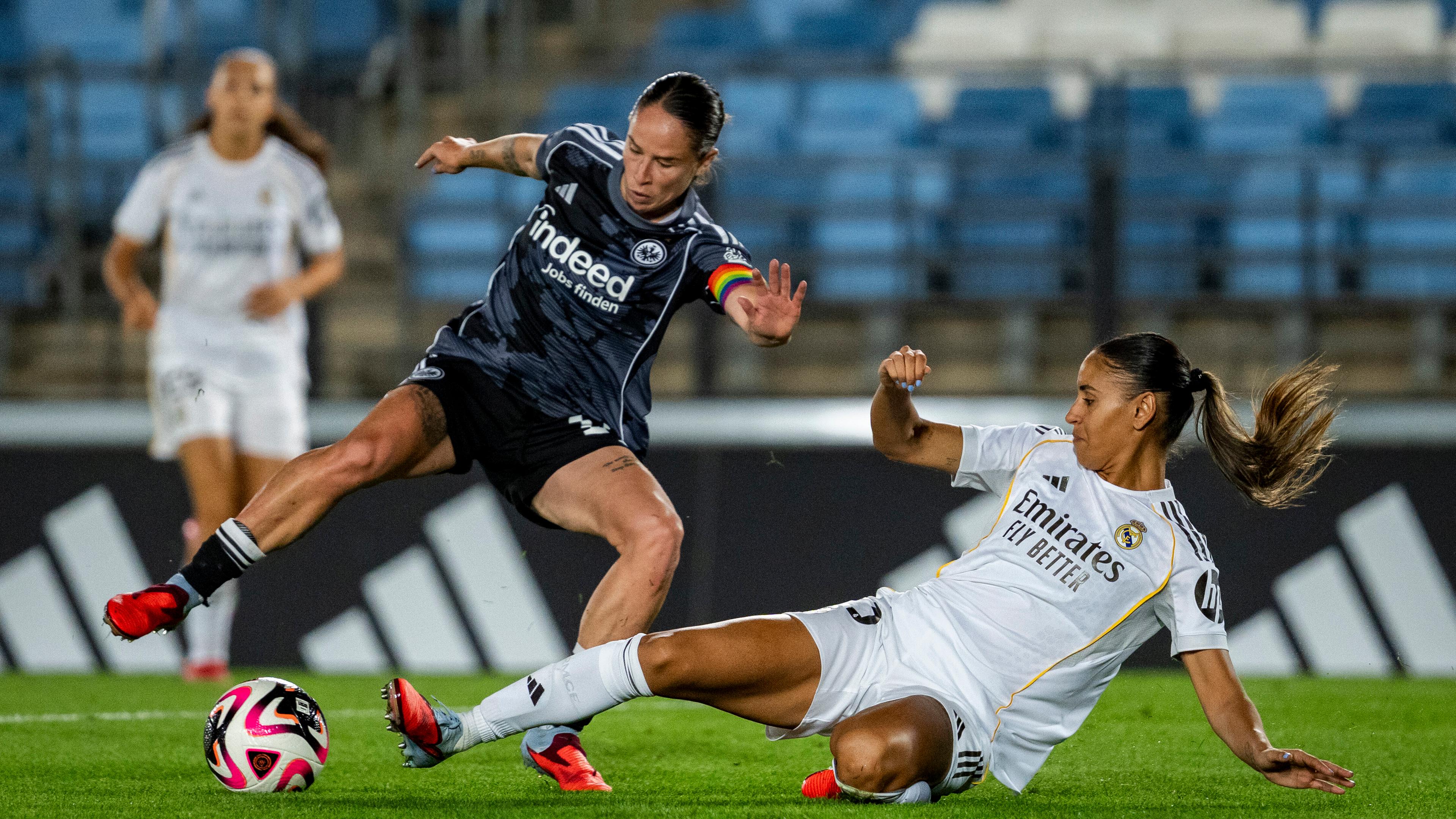 Maelle Lakrar von Real Madrid CF (r) ist im Einsatz gegen Laura Freigang von Eintracht Frankfurt 
