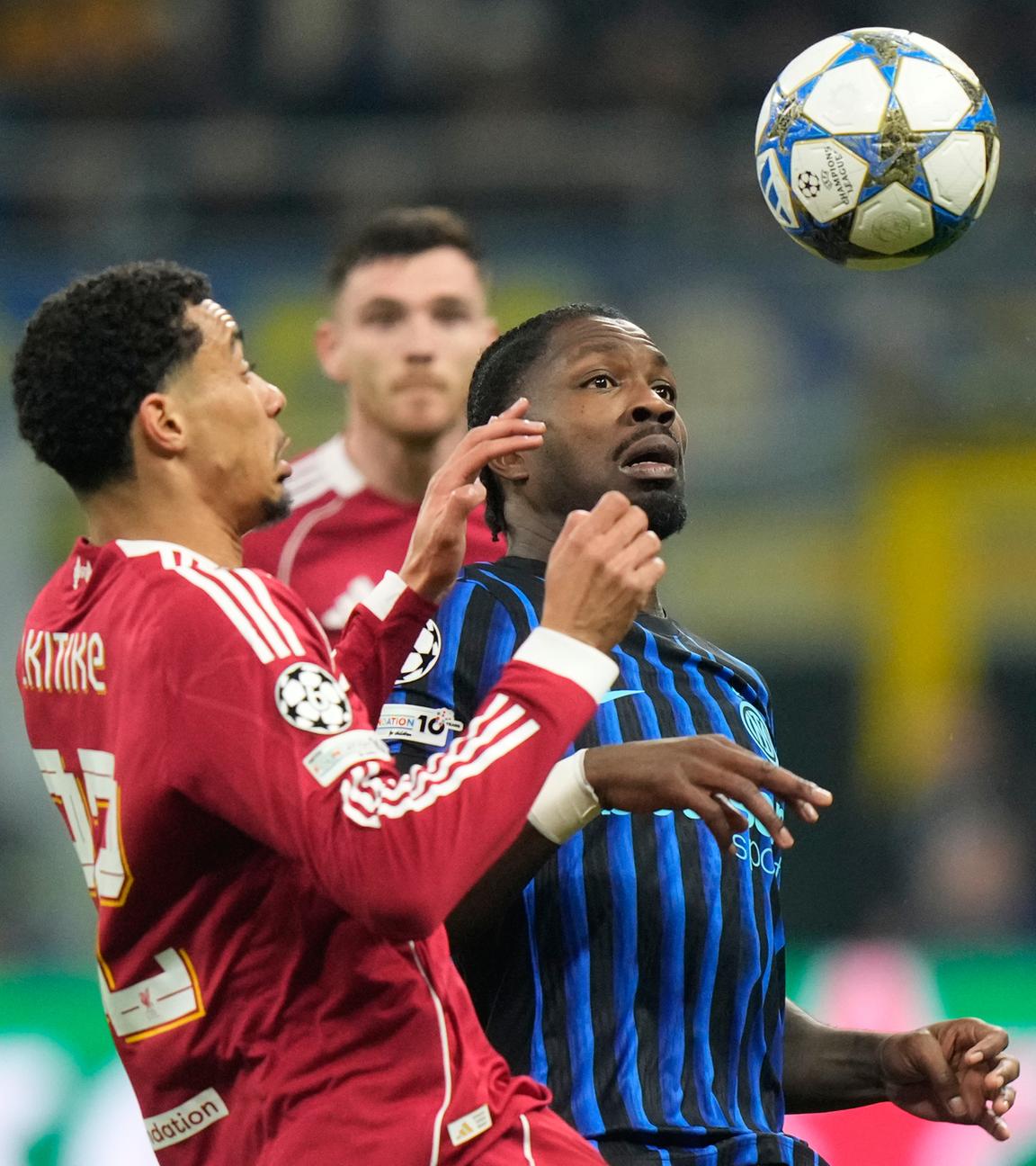 Champions League: Inter Mailand gegen FC Barcelona. Liverpools Hugo Ekitike (l) kämpft mit Inter Mailands Marcus Thuram um den Ball.