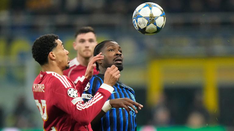 Champions League: Inter Mailand gegen FC Barcelona. Liverpools Hugo Ekitike (l) kämpft mit Inter Mailands Marcus Thuram um den Ball.