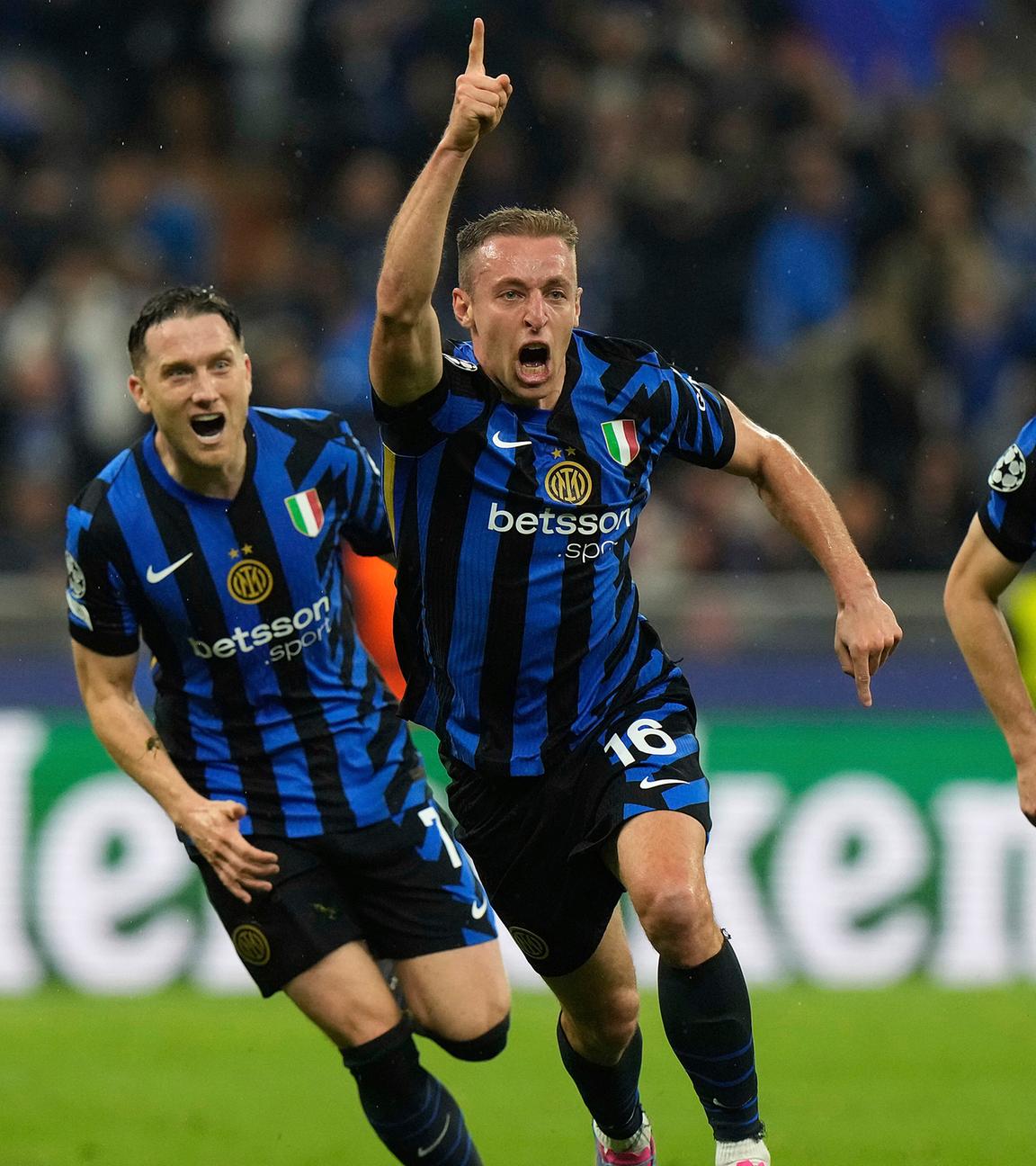 Inter Mailands Davide Frattesi (Mitte) jubelt, nachdem er im Halbfinal-Rückspiel der Champions League, das vierte Tor seiner Mannschaft erzielt hat.