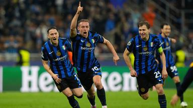 Inter Mailands Davide Frattesi (Mitte) jubelt, nachdem er im Halbfinal-Rückspiel der Champions League, das vierte Tor seiner Mannschaft erzielt hat.