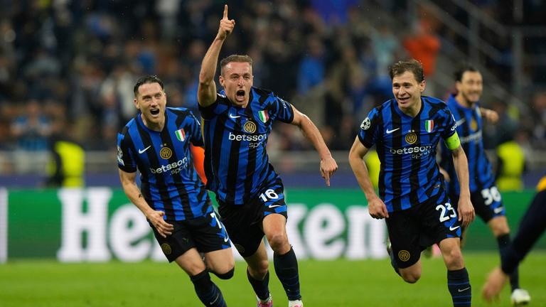 Inter Mailands Davide Frattesi (Mitte) jubelt, nachdem er im Halbfinal-Rückspiel der Champions League, das vierte Tor seiner Mannschaft erzielt hat.