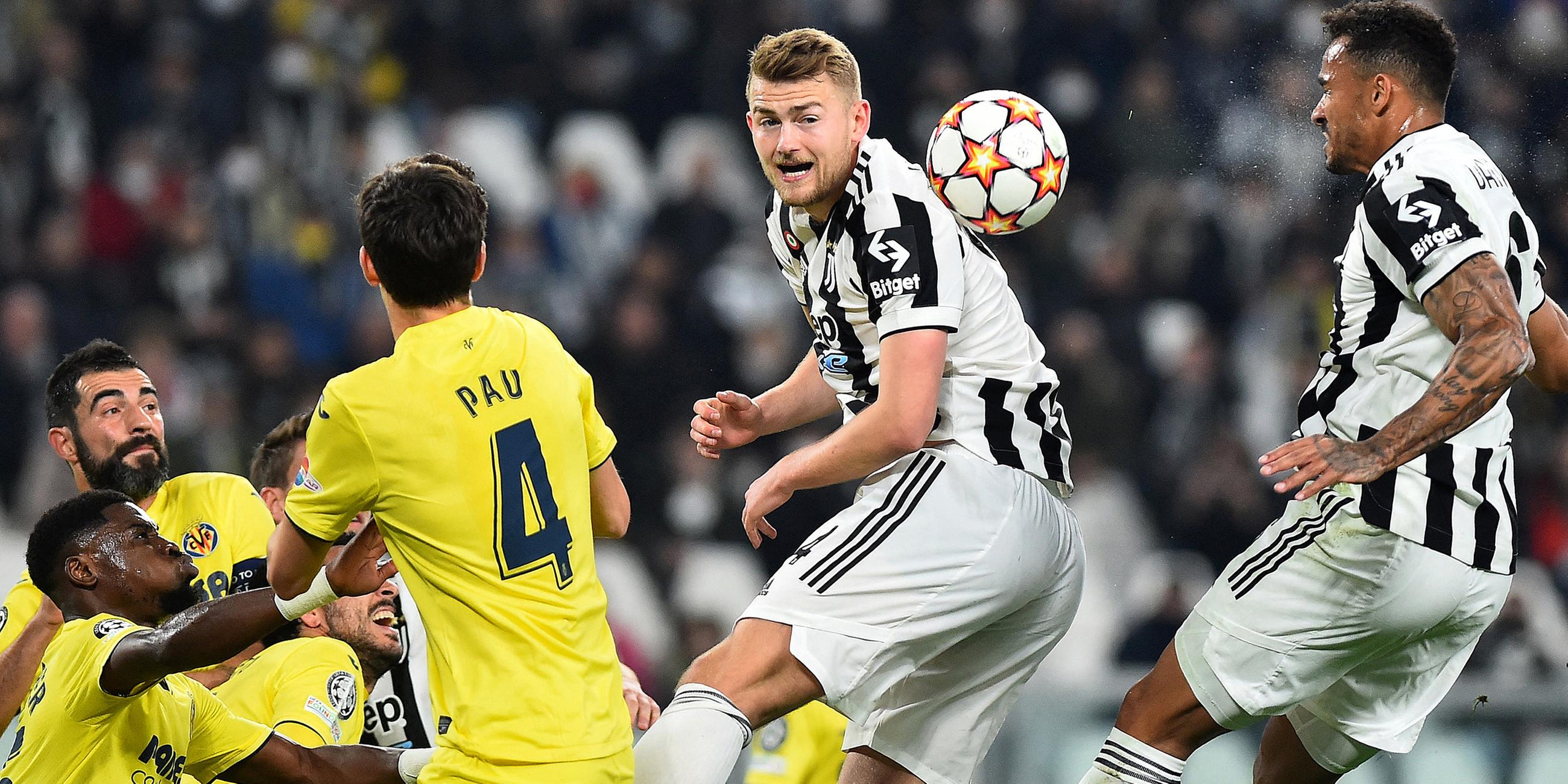 Juventus' Matthijs de Ligt in Aktion mit Villarreals Pau Torres am 16.3.2022.