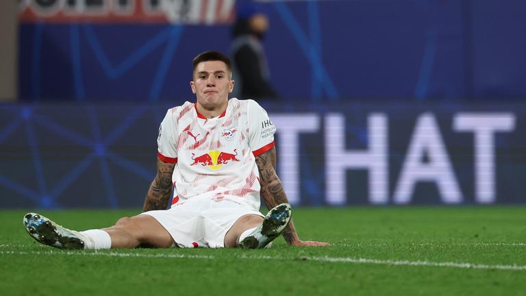 Leipzigs Benjamin Sesko sitzt enttäuscht auf dem Rasen.