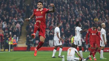 Liverpools Luis Diaz springt freudig in die Höhe nachs einem Tor zum 3:0 gegen Leverkusen.
