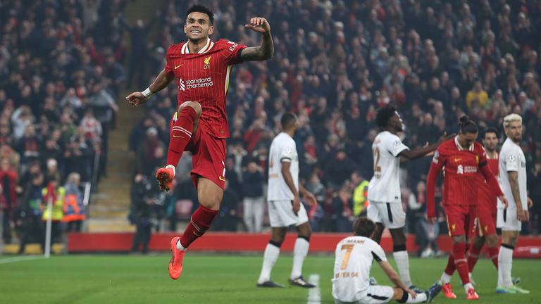 Liverpools Luis Diaz springt freudig in die Höhe nachs einem Tor zum 3:0 gegen Leverkusen.