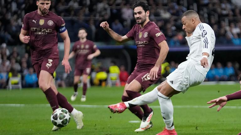 Madrids Kylian Mbappe schießt das Tor zum 2:0 gegen Manchester City.