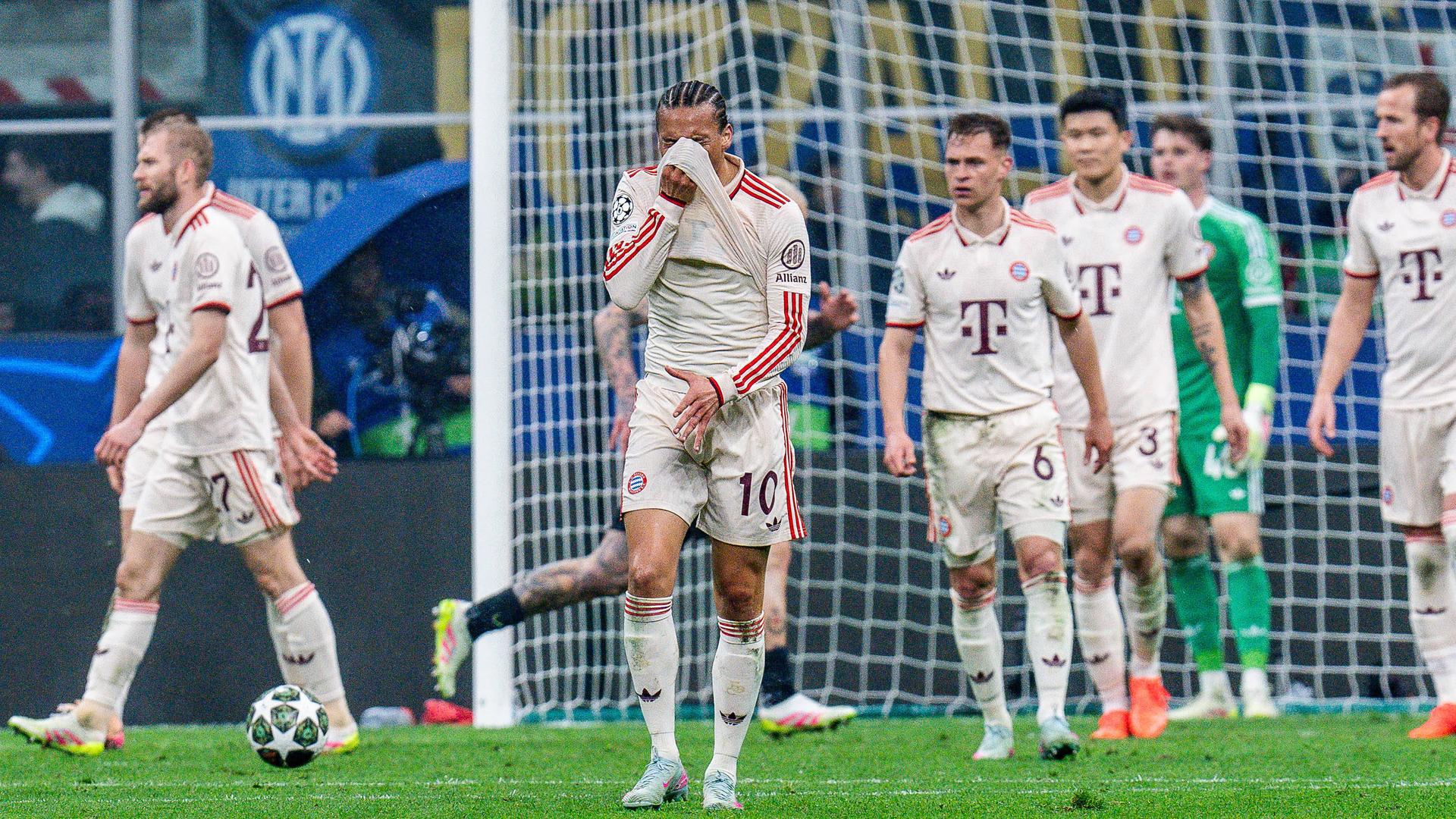 Bayern Münchens Spieler laufen enttäuscht über den Platz nach einem Gegentor.