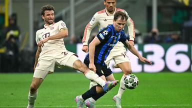 Münchens Thomas Müller kämpft um den Ball gegen Mailands Nicolo Barella.