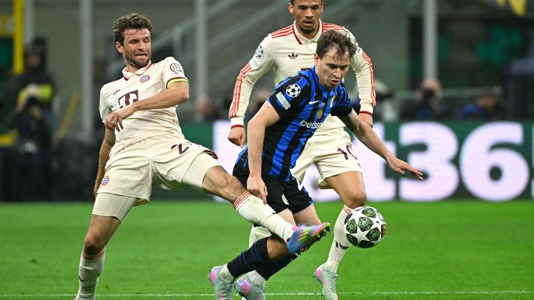Münchens Thomas Müller kämpft um den Ball gegen Mailands Nicolo Barella.