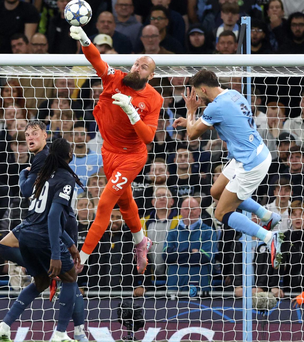 Napolis Torwart Vanja Milinkovic-Savic schlägt den Ball weg beim Spiel gegen Manchester City.