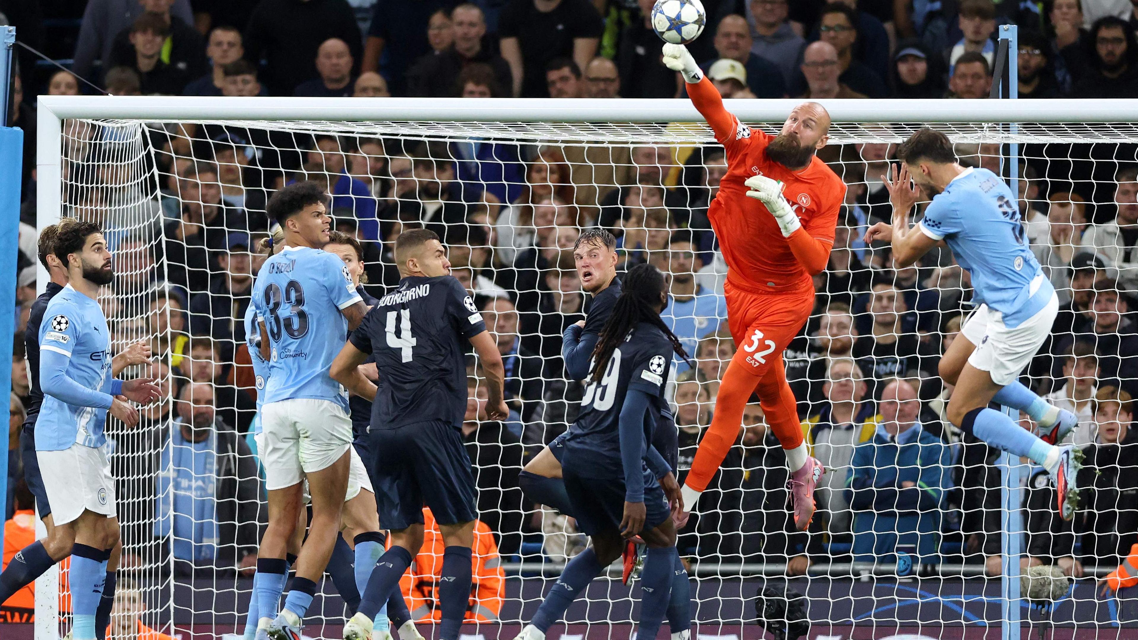 Napolis Torwart Vanja Milinković-Savić schlägt den Ball weg beim Spiel gegen Manchester City.