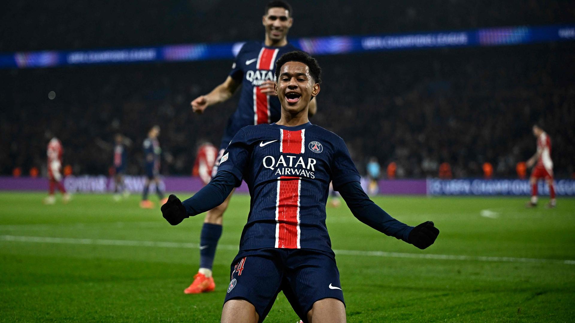 Paris Saint-Germains Senny Mayulu jubelt nach seinem Treffer.