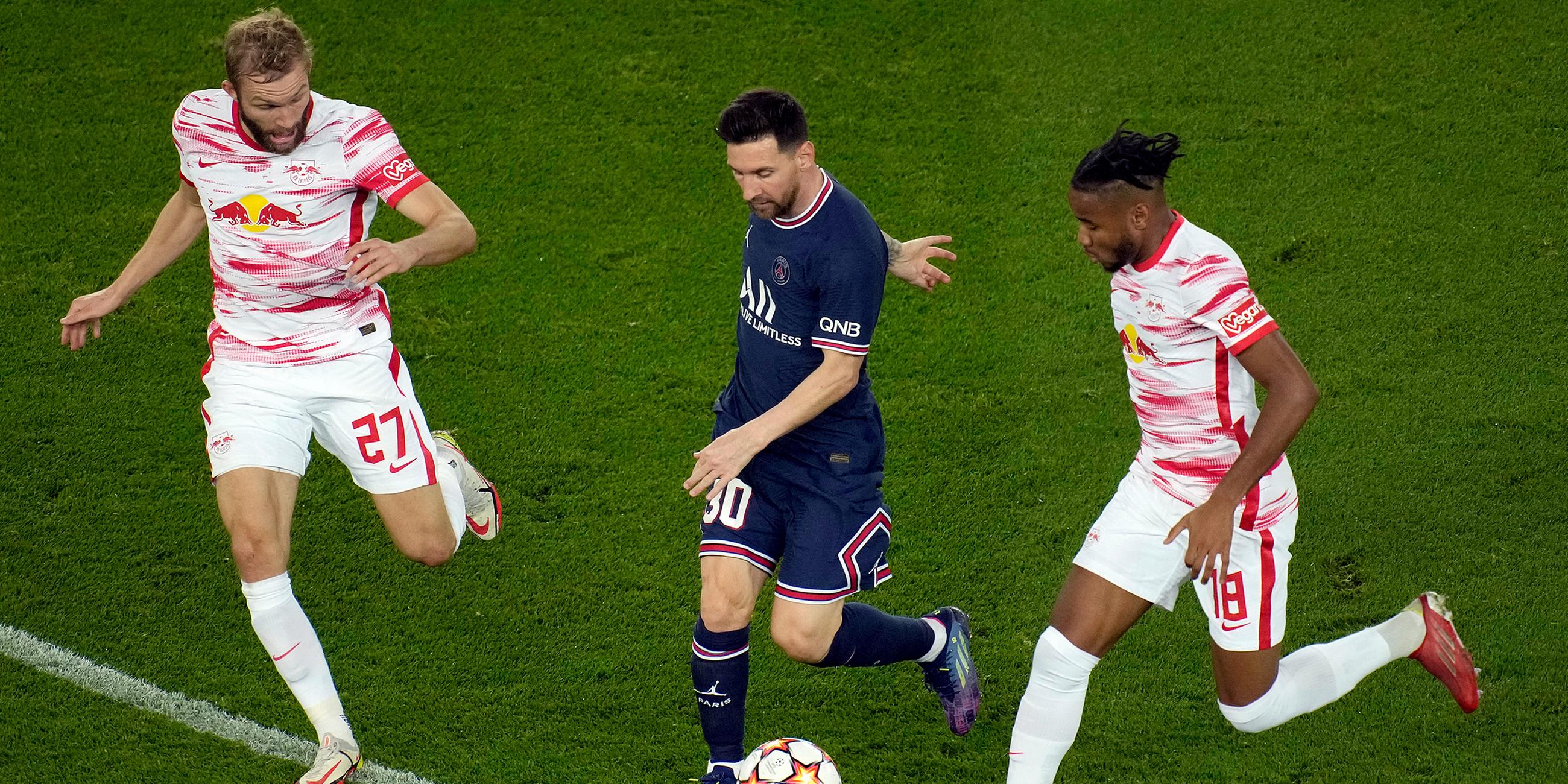 PSG-Star Lionel Messi (m) und die RB Leipzig-Spieler Konrad Laimer (l) und Christopher Nkunku (r) kämpfen um den Ball.