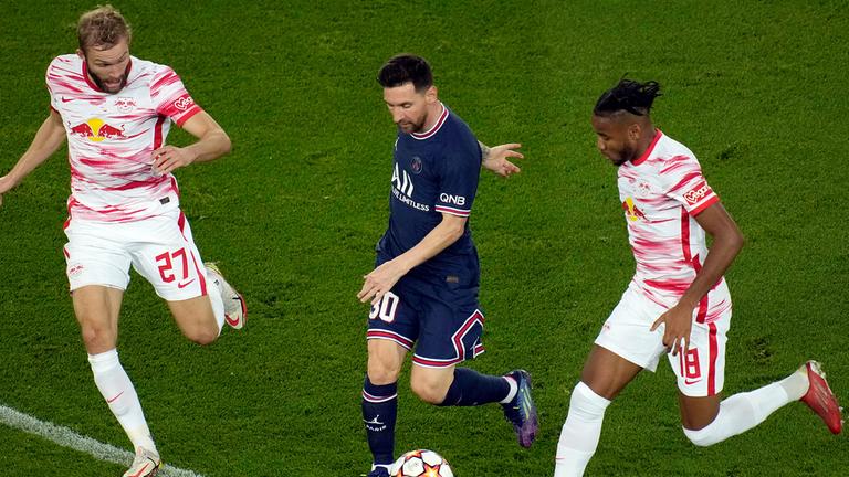 PSG-Star Lionel Messi (m) und die RB Leipzig-Spieler Konrad Laimer (l) und Christopher Nkunku (r) kämpfen um den Ball.