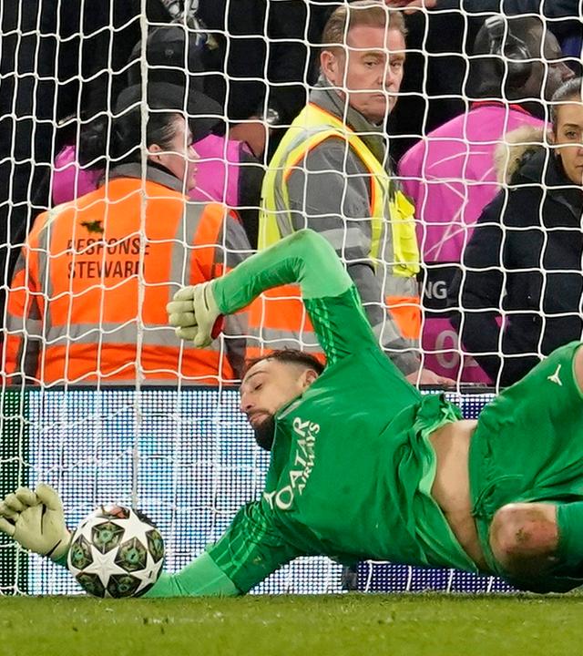Paris Saint-Germains Torhüter Gianluigi Donnarumma pariert einen Elfmeter von Liverpools Curtis Jones.