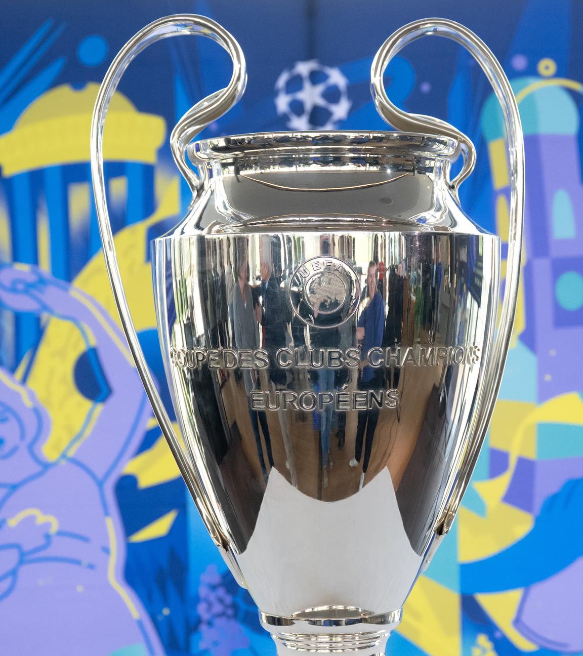Das Bild zeigt den Champions-League-Pokal, der während einer Pressekonferenz zum Stand der Vorbereitungen für Finale am 31.05.2025 in München auf einem Tisch steht.