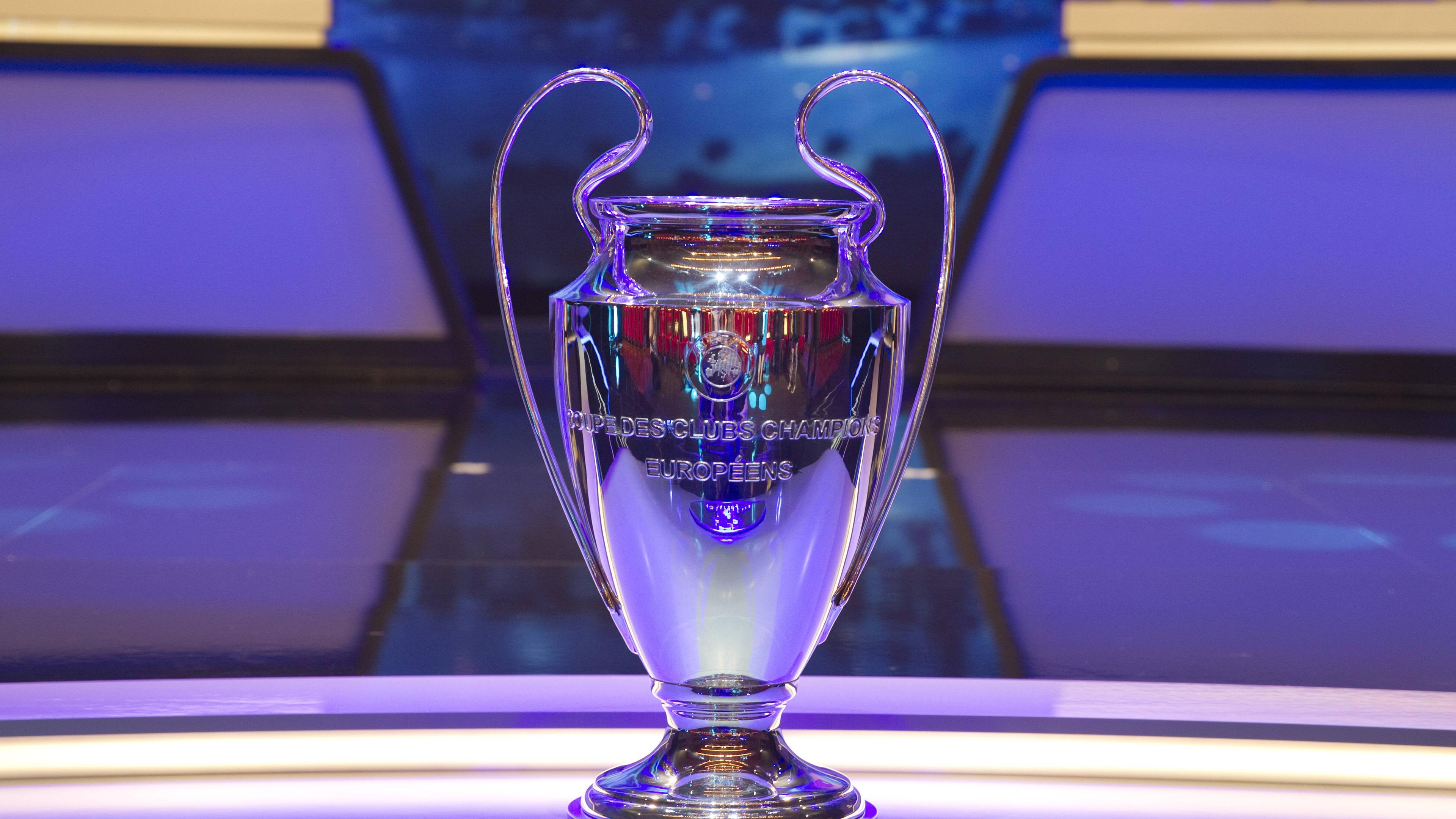 Der Champions-Leauge-Pokal bei einer Auslosung für die Königsklasse.
