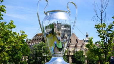 Eine Champions-League-Trophäe steht auf dem Heldenplatz.