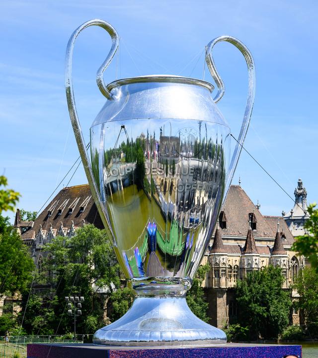 Eine Champions-League-Trophäe steht auf dem Heldenplatz.