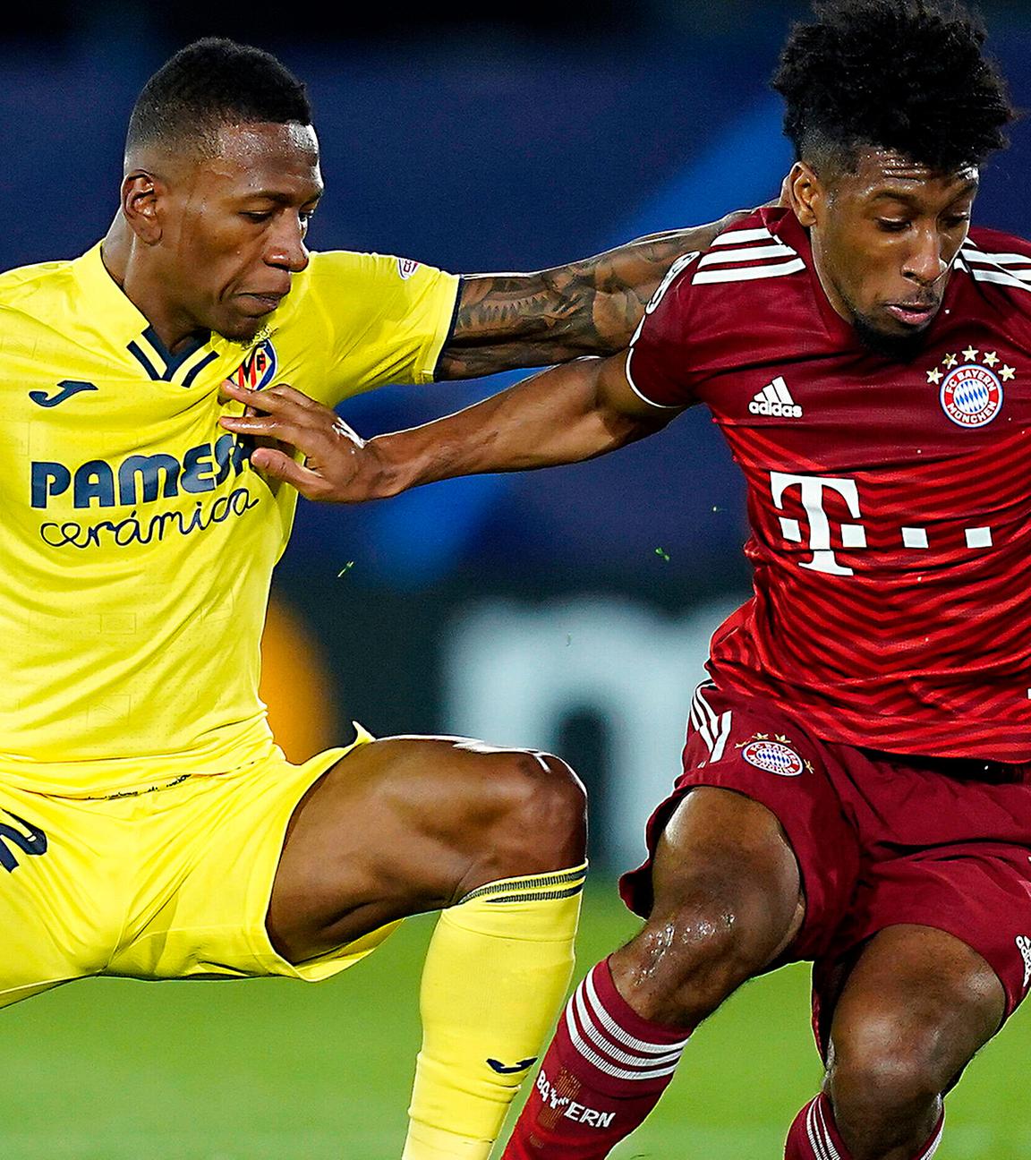 Villareals Pervis Estupinan (l.) im Zweikampf mit Münchens Kingsley Coman (r.).
