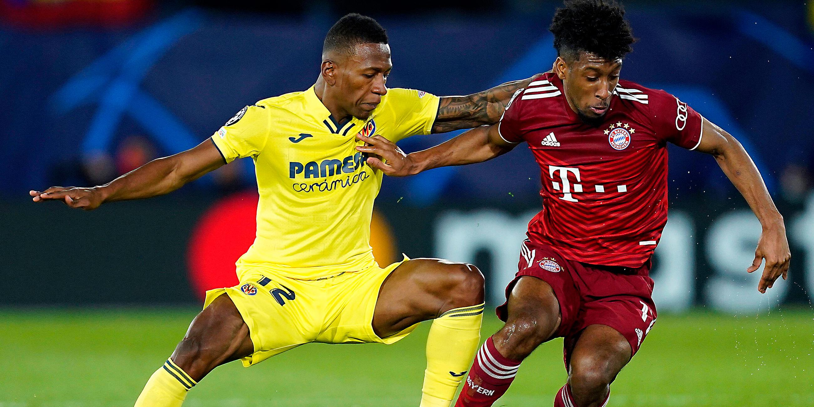 Villareals Pervis Estupinan (l.) im Zweikampf mit Münchens Kingsley Coman (r.).