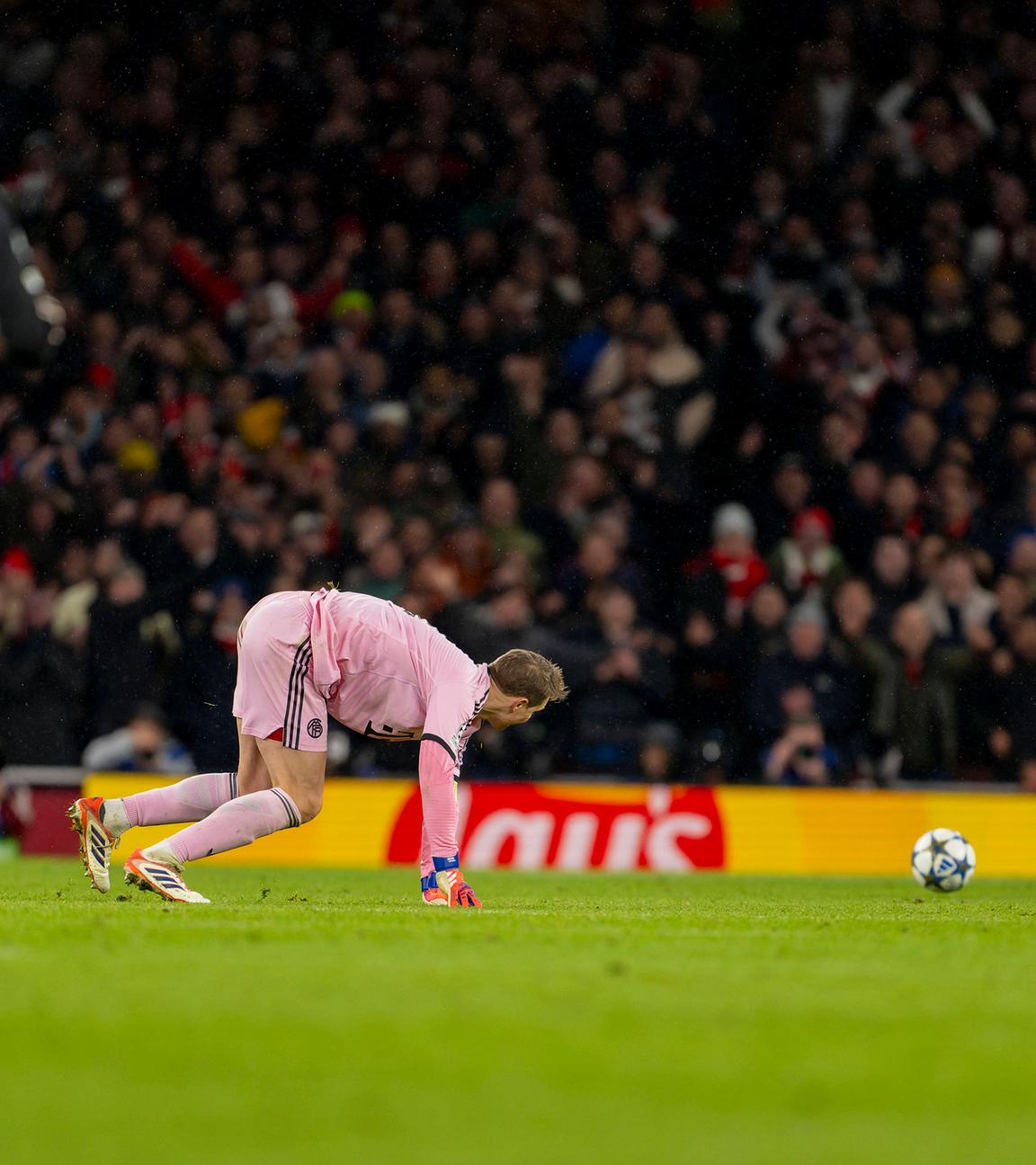Nach einem Fehler von Torwart Manuel Neuer li, FC Bayern München schiebt Gabriel Martinelli FC Arsenal zum 3:1 ein.