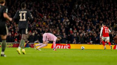 Nach einem Fehler von Torwart Manuel Neuer li, FC Bayern München schiebt Gabriel Martinelli FC Arsenal zum 3:1 ein.