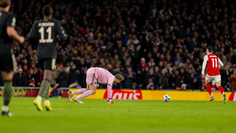 Nach einem Fehler von Torwart Manuel Neuer li, FC Bayern München schiebt Gabriel Martinelli FC Arsenal zum 3:1 ein.