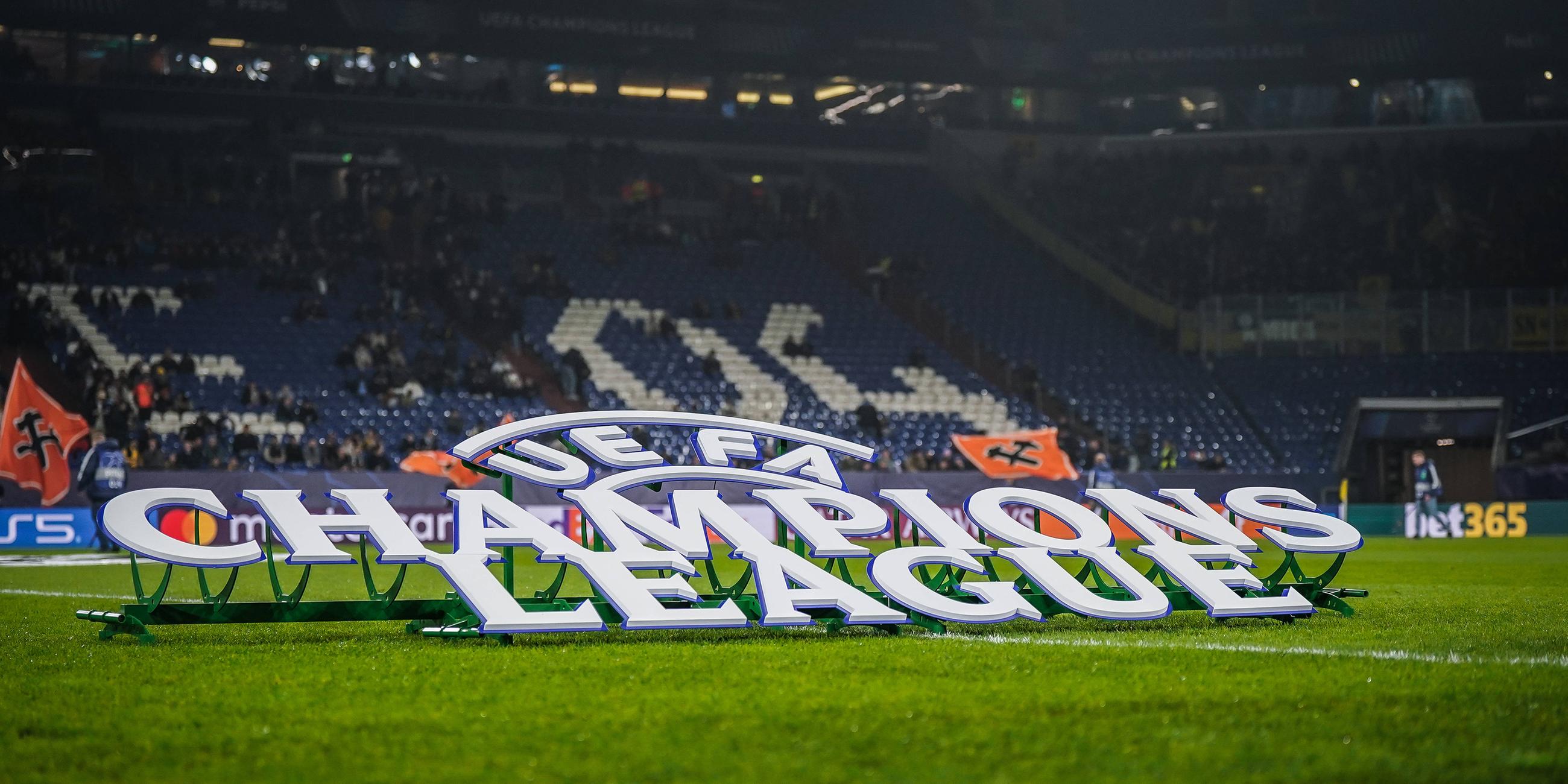 UEFA Champions League Logo auf dem Rasen