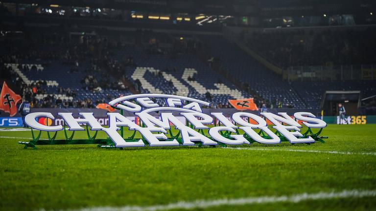 UEFA Champions League Logo auf dem Rasen
