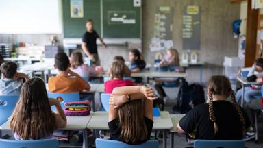 Diese Viertklässler wechseln bald auf die weiterführende Schule. Wer von ihnen ein Gymnasium besuchen wird, hängt häufig vom Elternhaus ab.