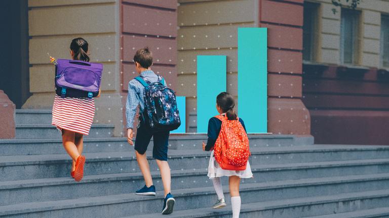 Drei Kinder laufen Treppen zum Eingang eines Gebäudes hoch. Dahinter eine Grafik.