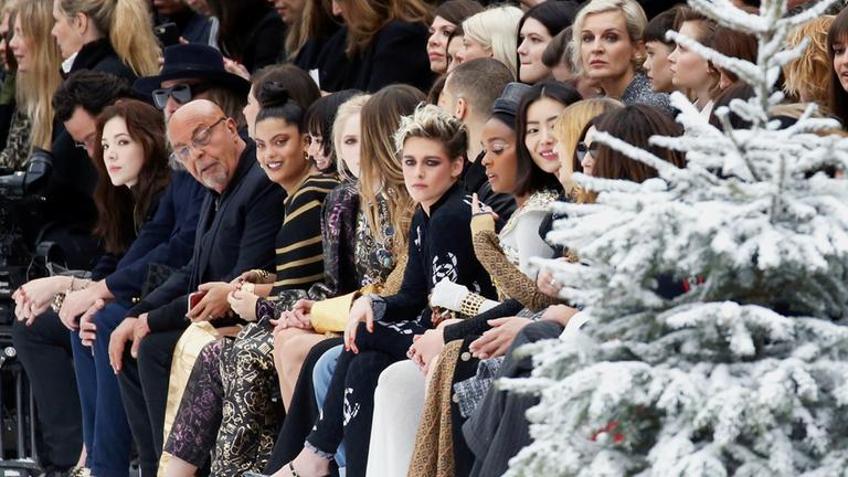 Kristen Stewart in der ersten Reihe bei der Show