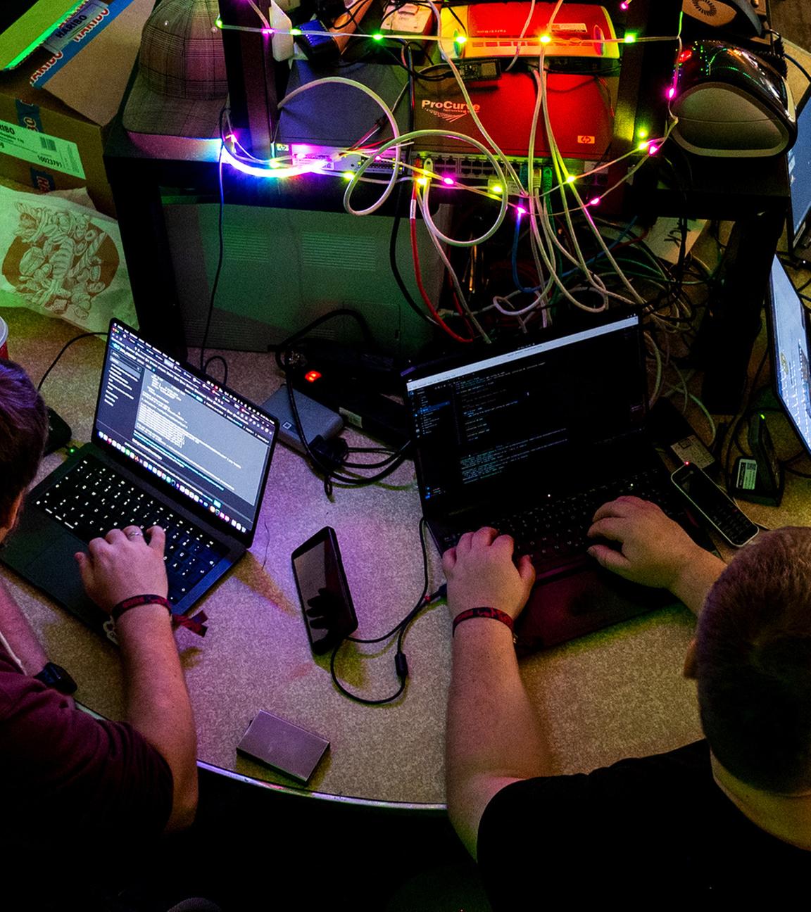 Teilnehmer des Kongresses des Chaos Computer Clubs (CCC) sitzen an einem Tisch an Computern. (Archiv)