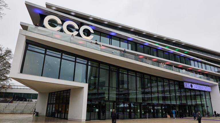 Das Logo CCC für Chaos Communication Congress ist während des Chaos Computer Club Kongresses am CCH Congress Center Hamburg zu sehen. 