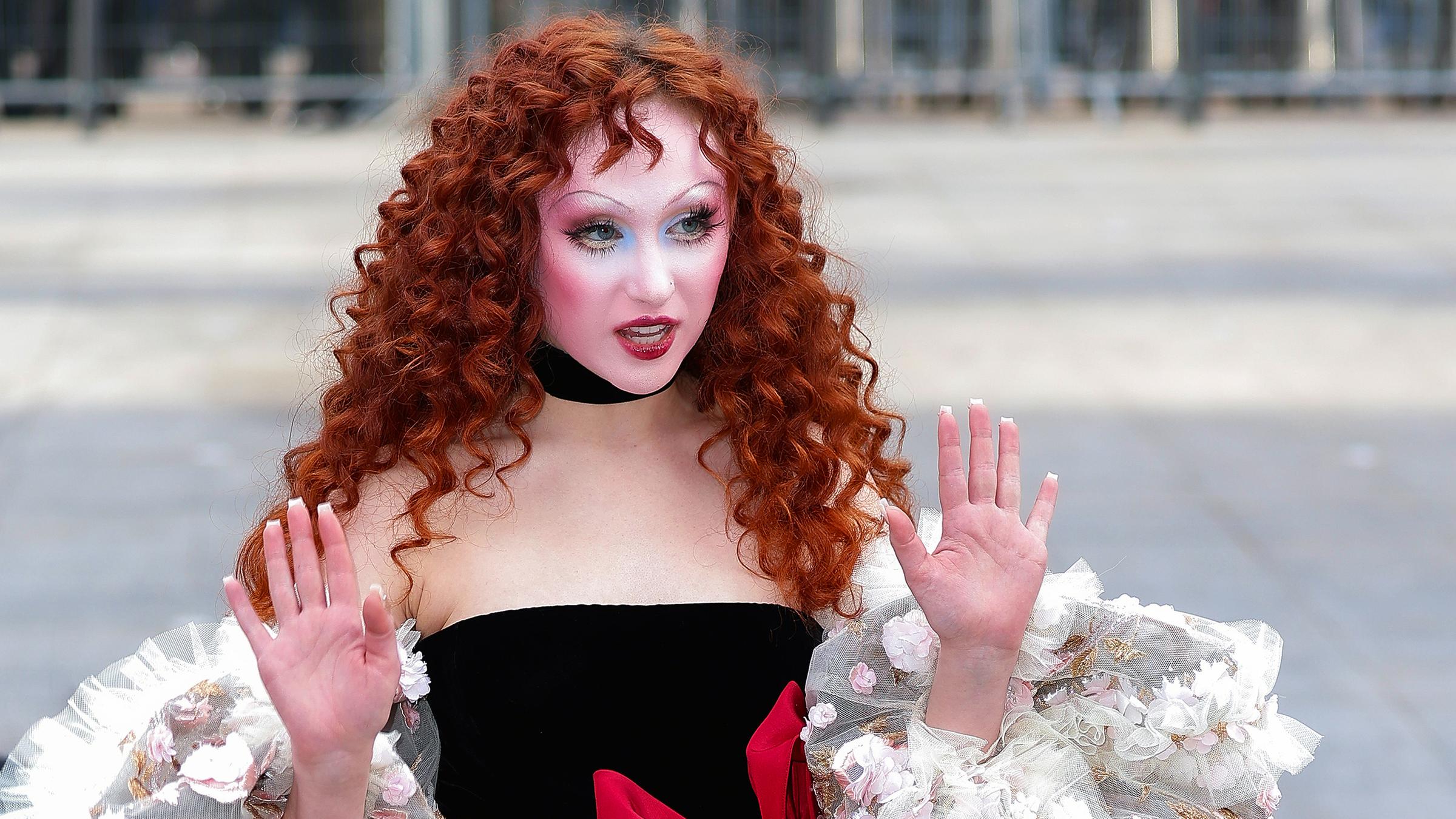 Ein Kleid wie im Märchen trug Chappell Roan zur Valentino Fashion Show in Paris. Die Sängerin ist für ihre außergewöhnlichen Outfits bekannt und zog wieder alle Blicke auf sich. (10.03.2025)