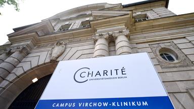 Der Eingang zum Campus Virchow Klinikum (Virchow-Krankenhaus) der Charité am Augustenburger Platz am 21.05.2026.