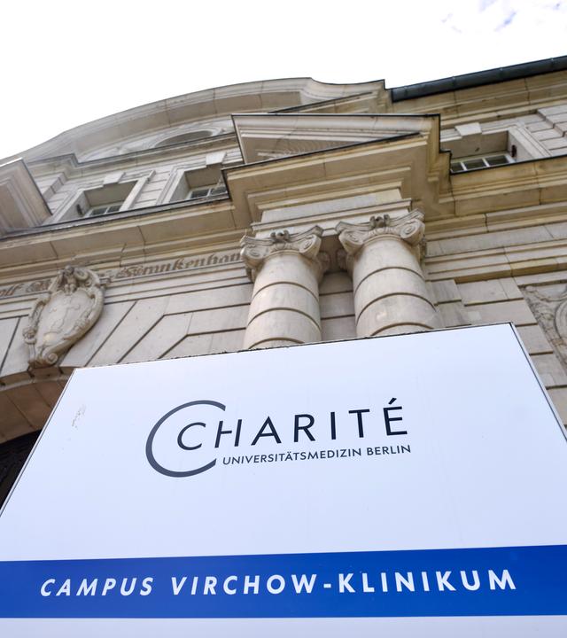 Der Eingang zum Campus Virchow Klinikum (Virchow-Krankenhaus) der Charité am Augustenburger Platz am 21.05.2026.