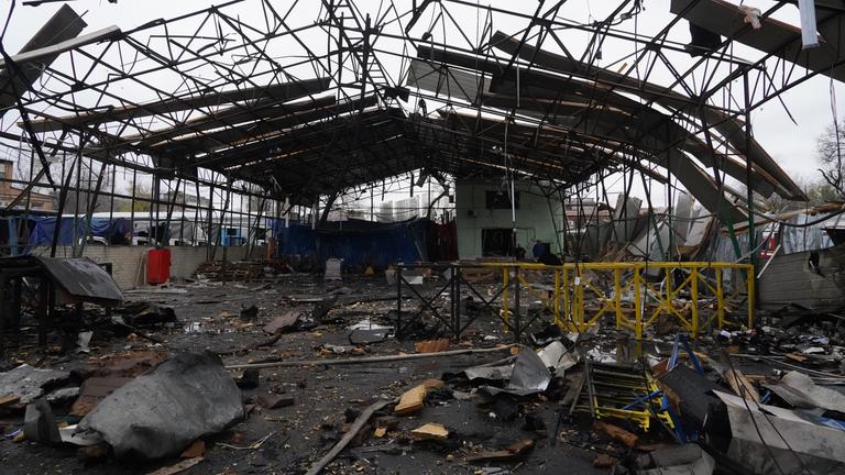 Eine kommerzielle Anlage wurde durch einen russischen Angriff auf Charkiw schwer beschädigt.