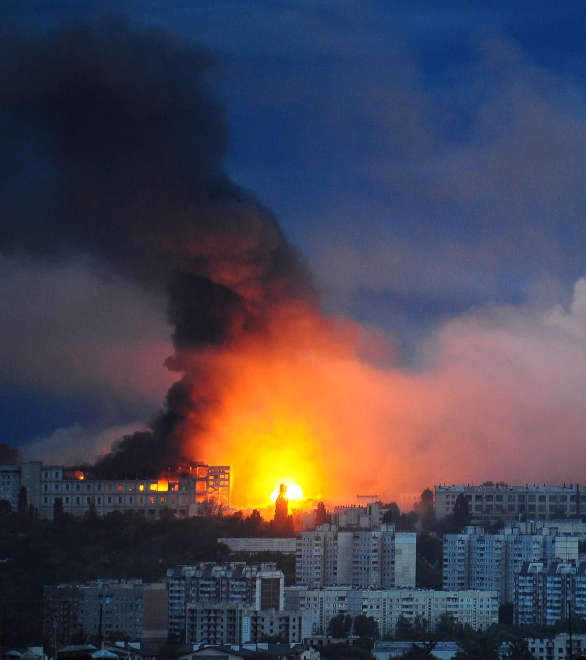  Feuer und Rauch steigen von der Stelle auf, an der eine russische Rakete ein Wohngebiet in Charkiw traf.