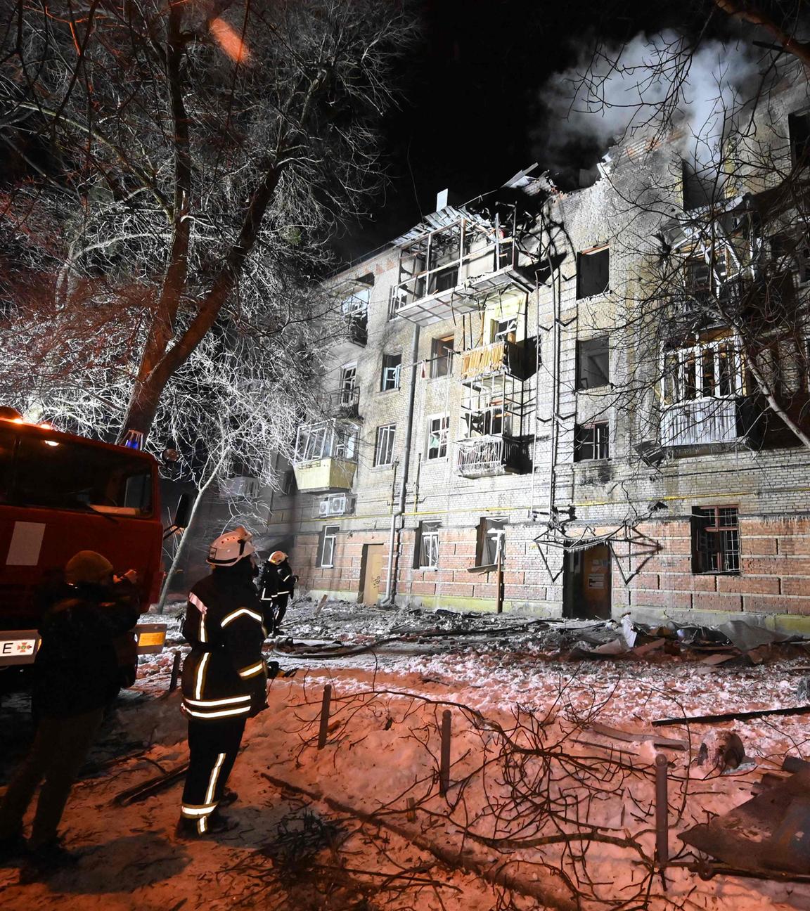 Beschädigtes Wohnhaus in Charkiw nach russischen Angriffen am 23. Januar 2026.