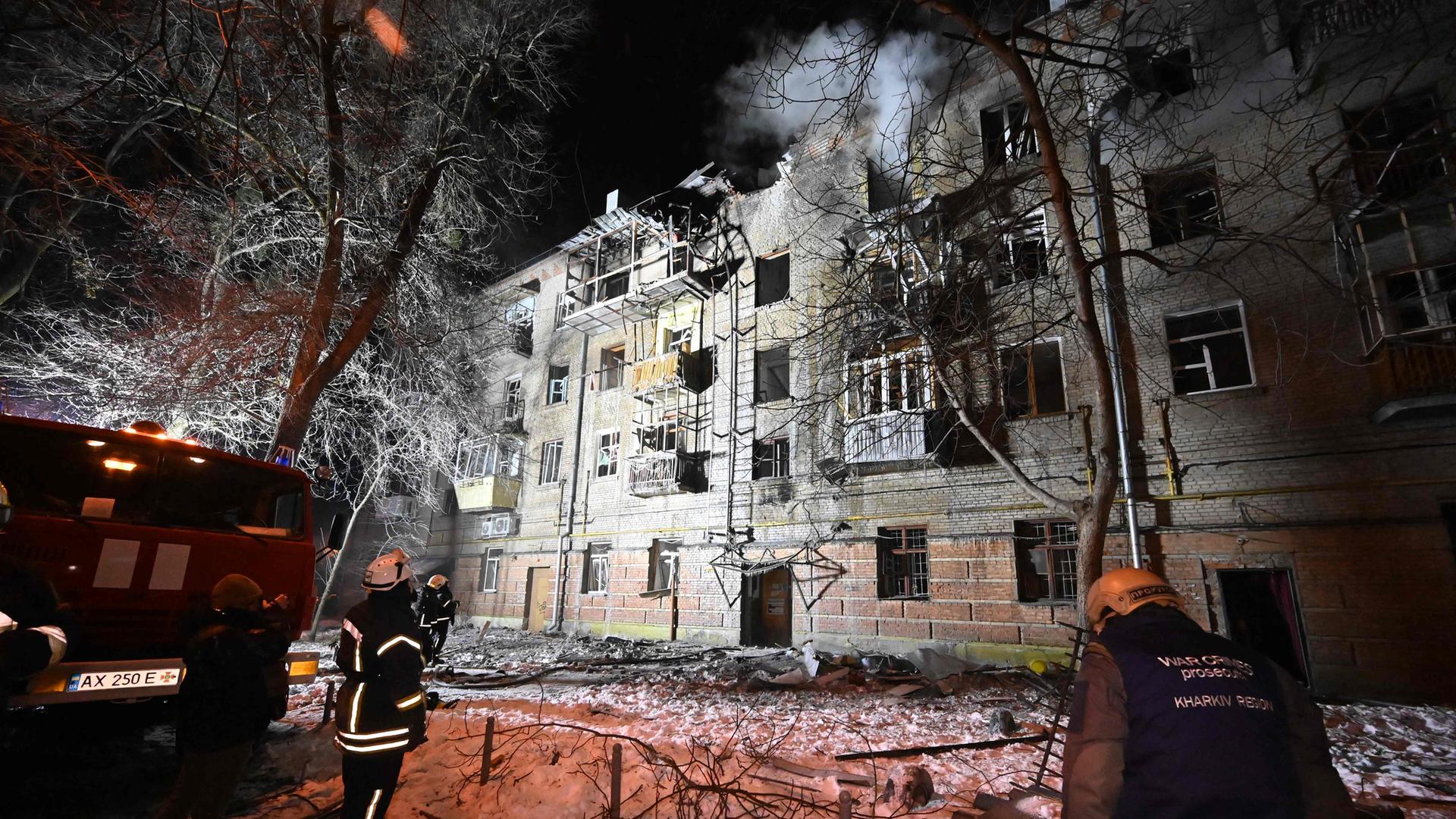 Beschädigtes Wohnhaus in Charkiw nach russischen Angriffen am 23. Januar 2026.